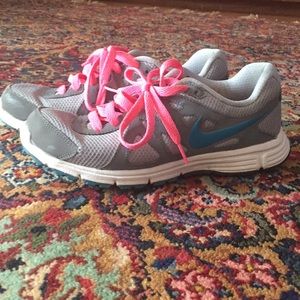 Women’s Nike tennis shoes